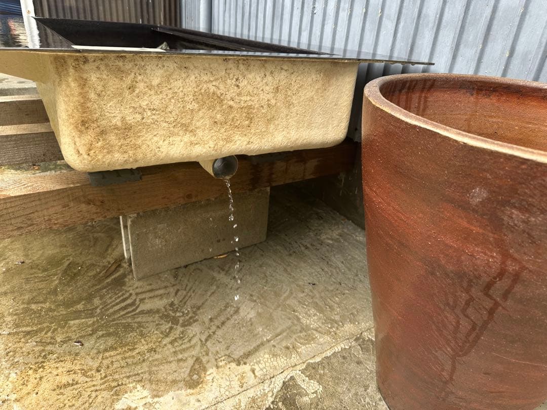 セール中^_^大きめ FRP水槽 黒色 排水機能付き