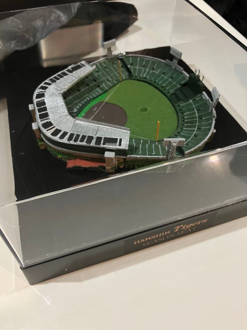 2点セット　甲子園球場ミニチュア　優勝記念ピンバッジ　阪神タイガース　年間特典