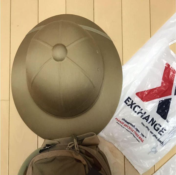 本物のアメリカ軍のリュックとヘルメット