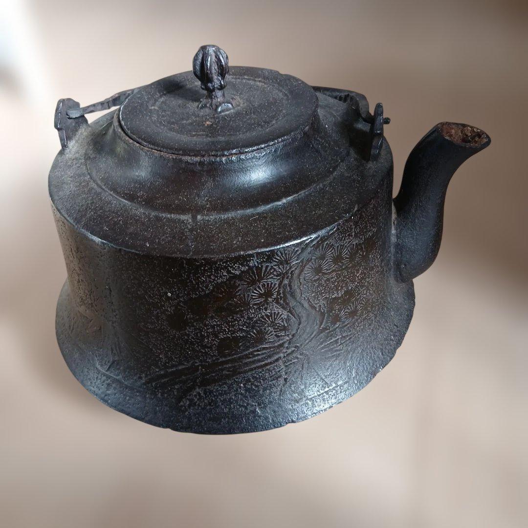 超年代物　鉄製 黒い急須 彫刻模様
