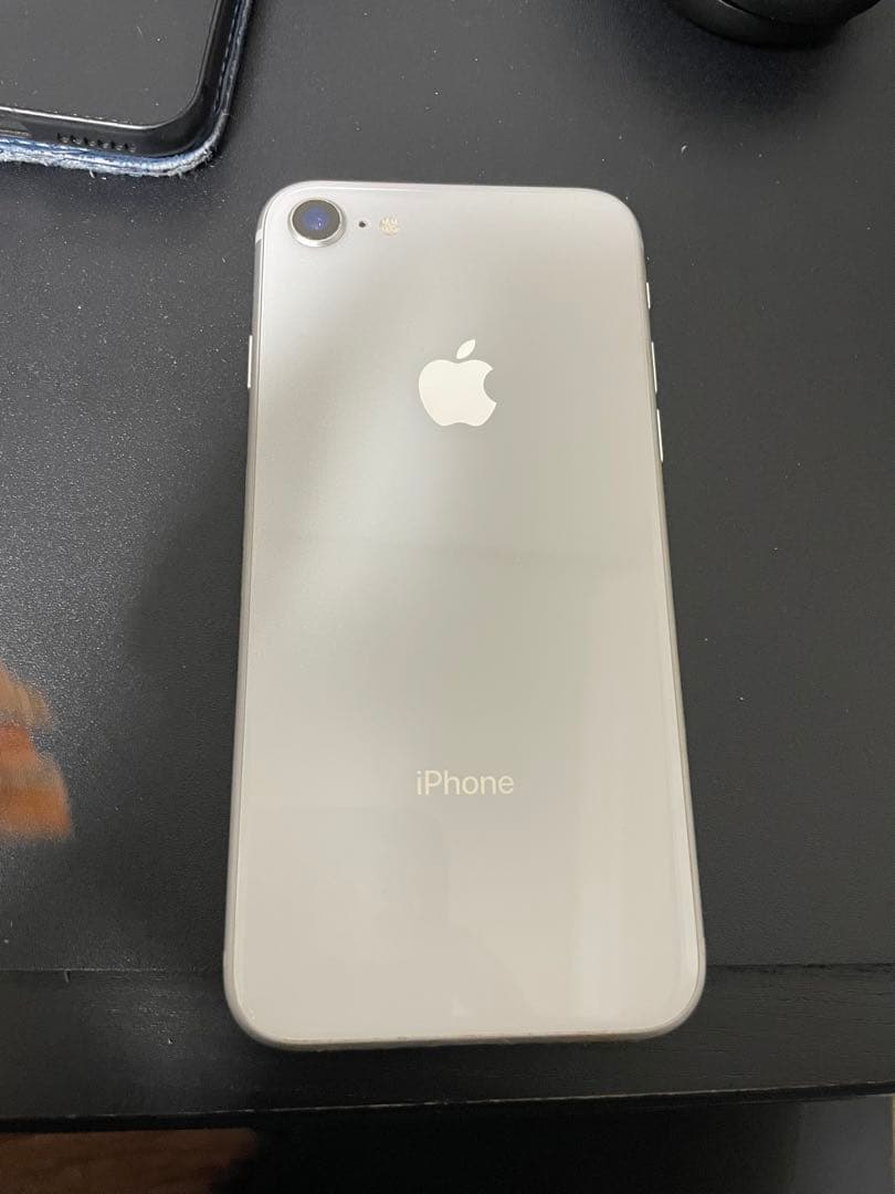 Apple iPhone 8 シルバー ケース付き