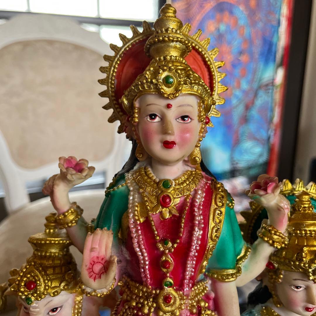 ラクシュミー女神様　置物　ガネーシャ　サラスワティ　幸運　豊穣　美を司どります。