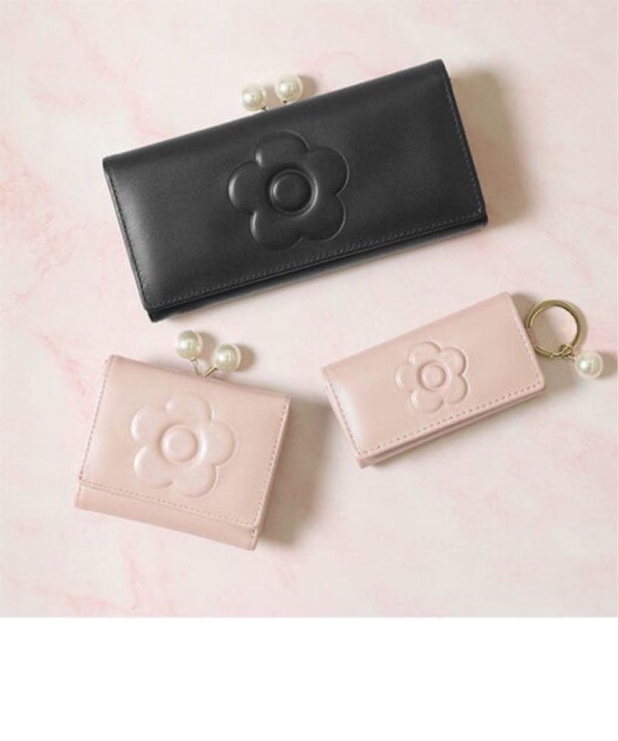 MARY QUANT マリークワント エンボスデイジーパール ミニウォレット
