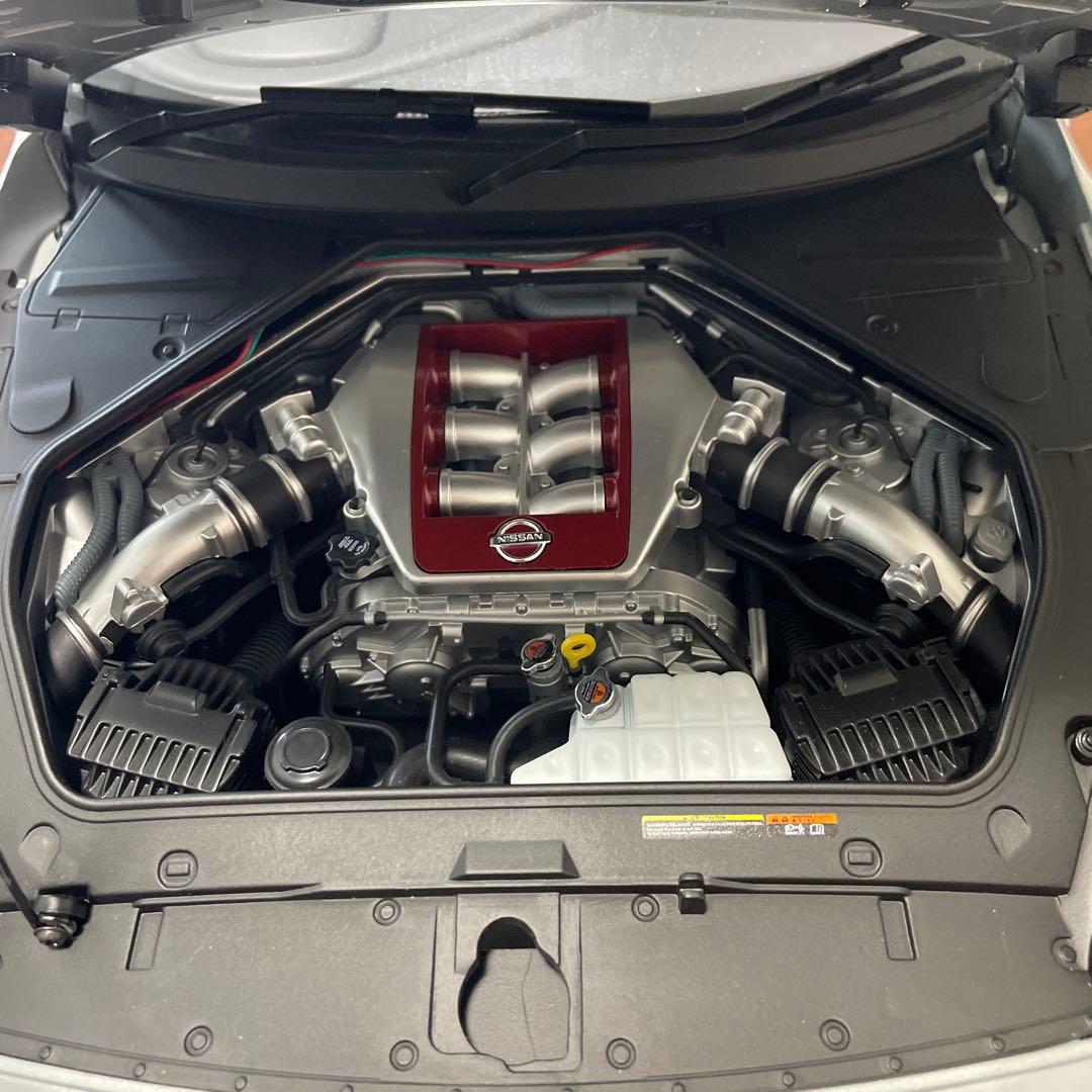 イーグルモスNissan GT-R 35 1/8スケール シルバー完成品