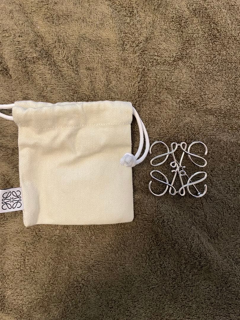 LOEWE リボンモチーフ ブローチ　シルバー