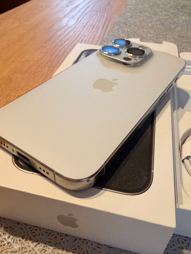 バッテリー100% iPhone 15 Pro ホワイトチタニウム　128GB