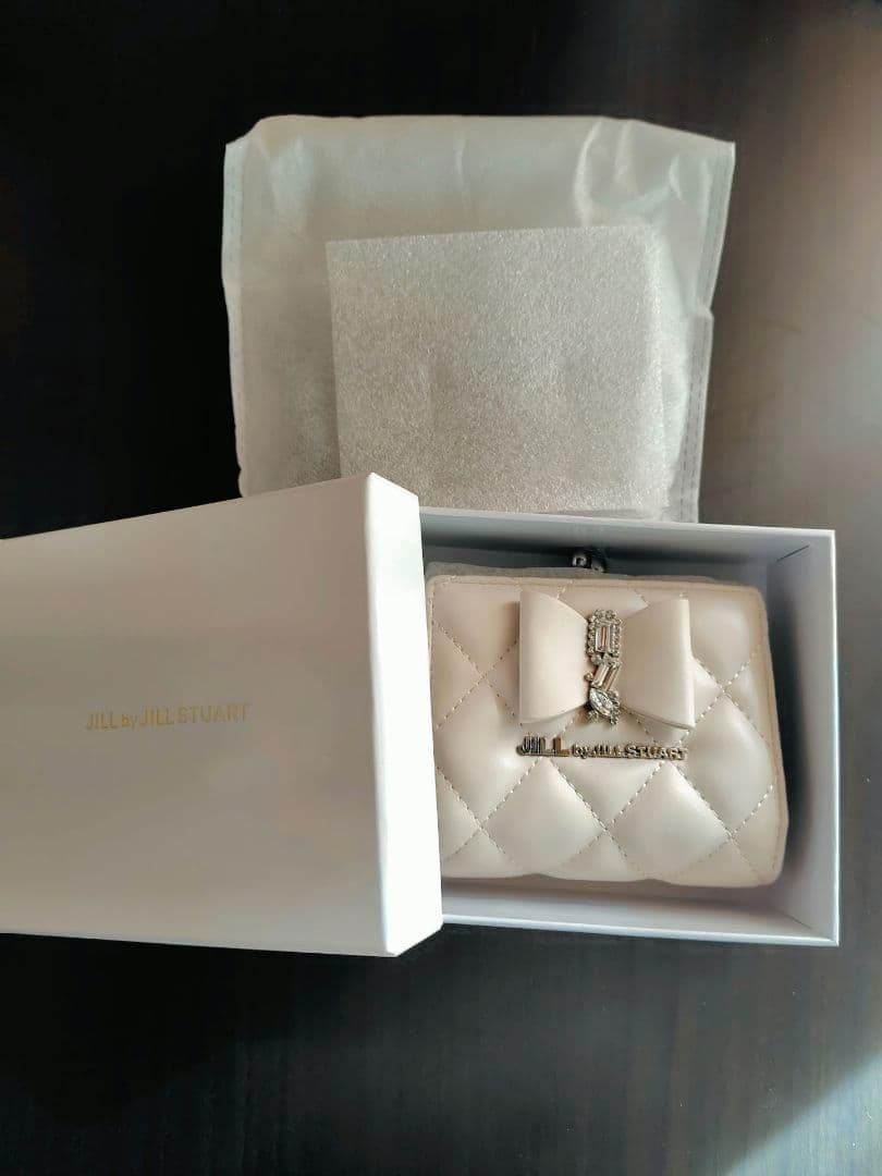 ジルスチュアート　ビジュキルティング二つ折り財布　新品　ピンク　キルト　リボン