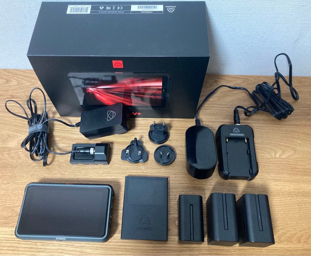 値下げ「Atomos ninja v+」「 純正バッテリー3個とアクセサリー」