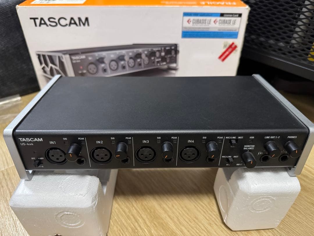 TASCAM US-4x4　オーディオインターフェース
