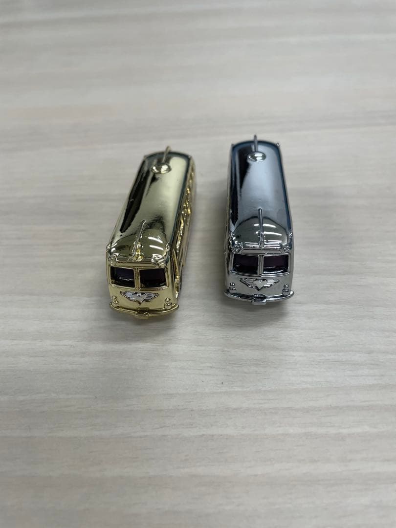 トミカ　ディズニーリゾートクルーザー　ゴールド　シルバーの2台セット