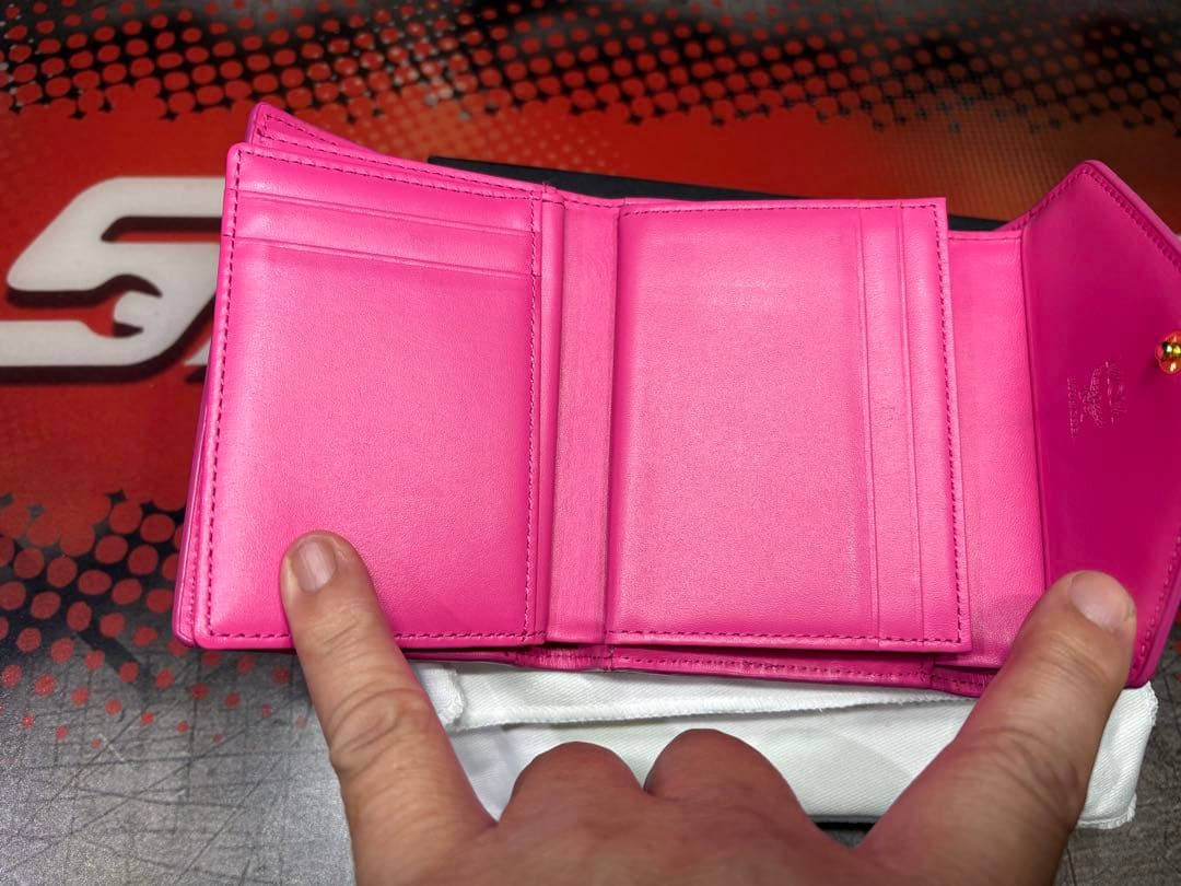 【新品】MCM ピンク ゴールドロゴ金具 三つ折り財布