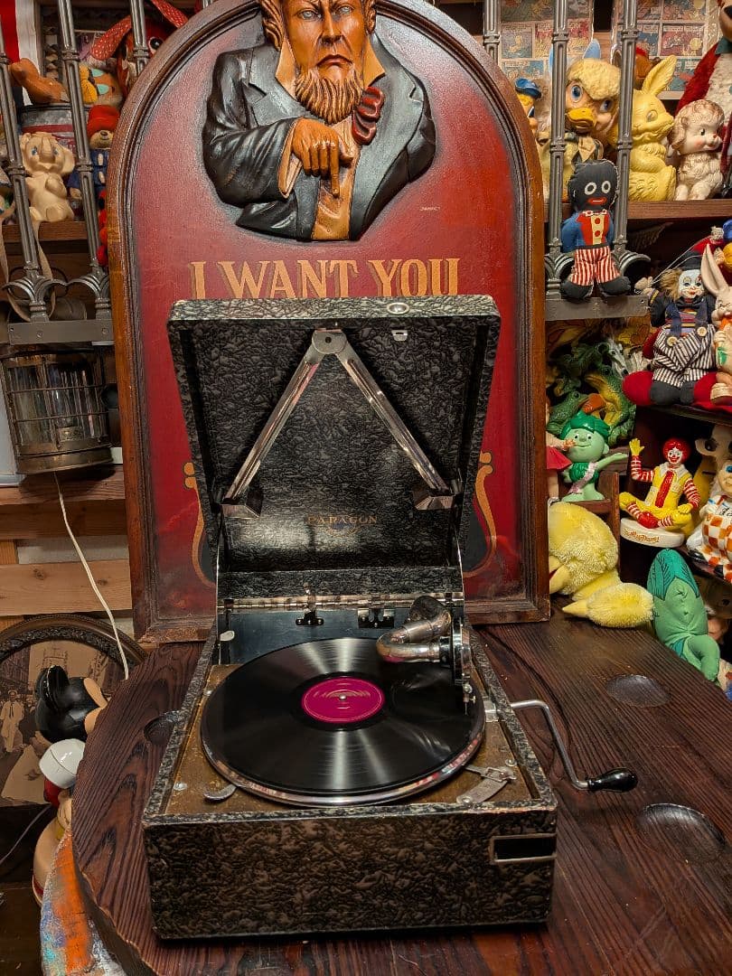 B*A様 パラゴン (Paragon) のポータブル蓄音機です。﻿