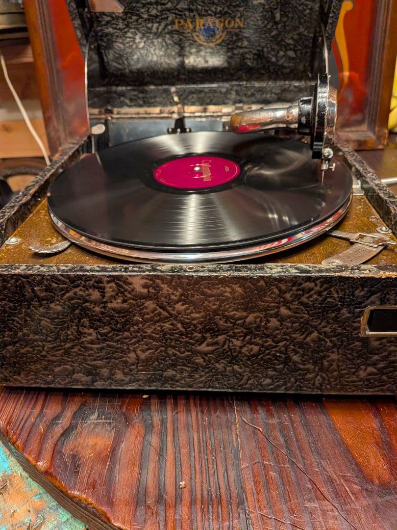 B*A様 パラゴン (Paragon) のポータブル蓄音機です。﻿