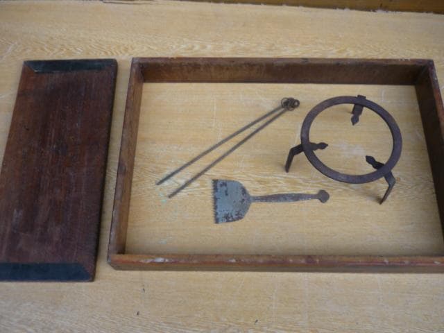 長火鉢　ケヤキ材　ひばし・灰ならし・五徳・猫板付き