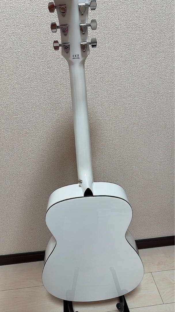 ホワイトアコースティックギター