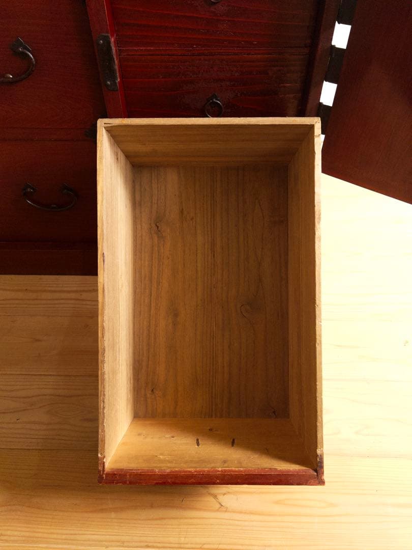 和箪笥　漆薄塗り紅　大ぶり　4段　無垢　収納棚　古道具　古家具　アンティーク