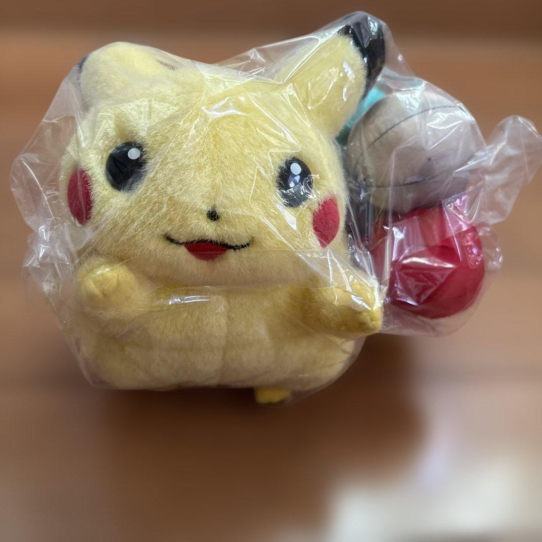ぴ*う様 ピカチュウ ぬいぐるみとモンスターボールセット