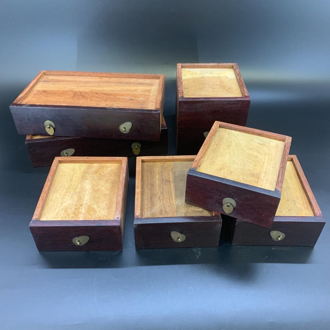 木製装飾キャビネット 扉付き 小引き出し 七抽斗 浮彫 彫刻