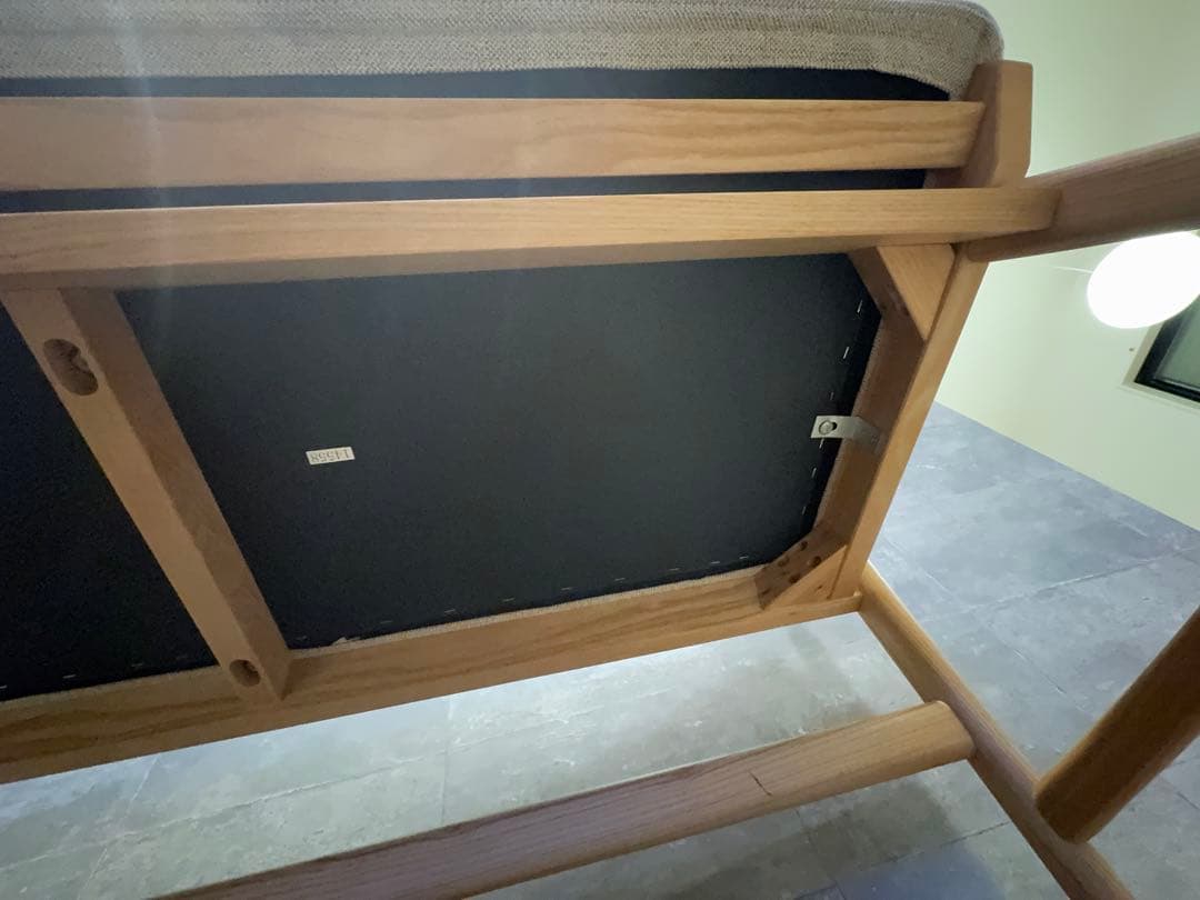 シンプルな木製ベンチ グレー