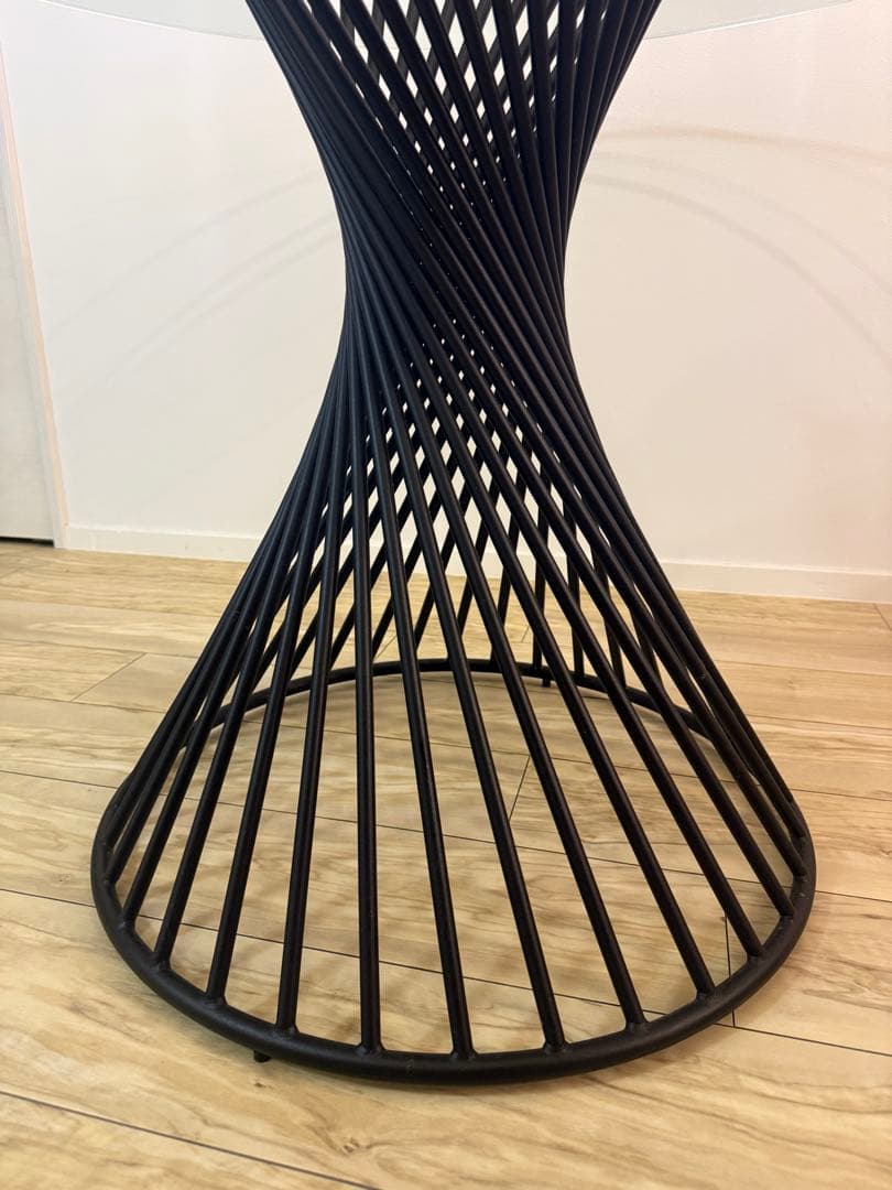 カリガリスボルテックス 円形ダイニングテーブル