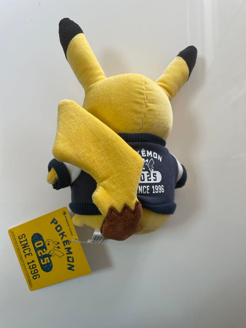 【タグ付き】ぬいぐるみ　スタジャンピカチュウ　BLUE　カレッジロゴ