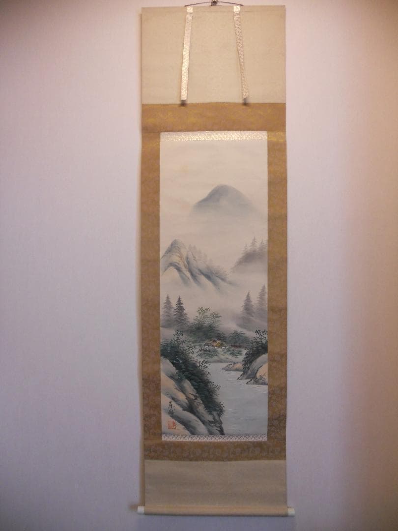 掛け軸 東號 彩色山水 絹本 希少 軸装 茶道具 掛軸 美品 です。