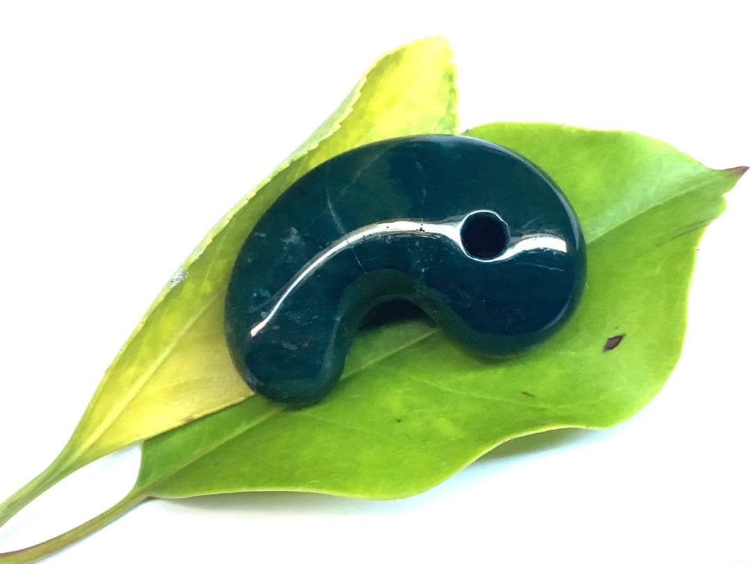 ✳稀な1個‼️濃厚結晶群の出雲石めのう【碧玉】勾玉　外部鑑定機関鑑別書付の安価卸し