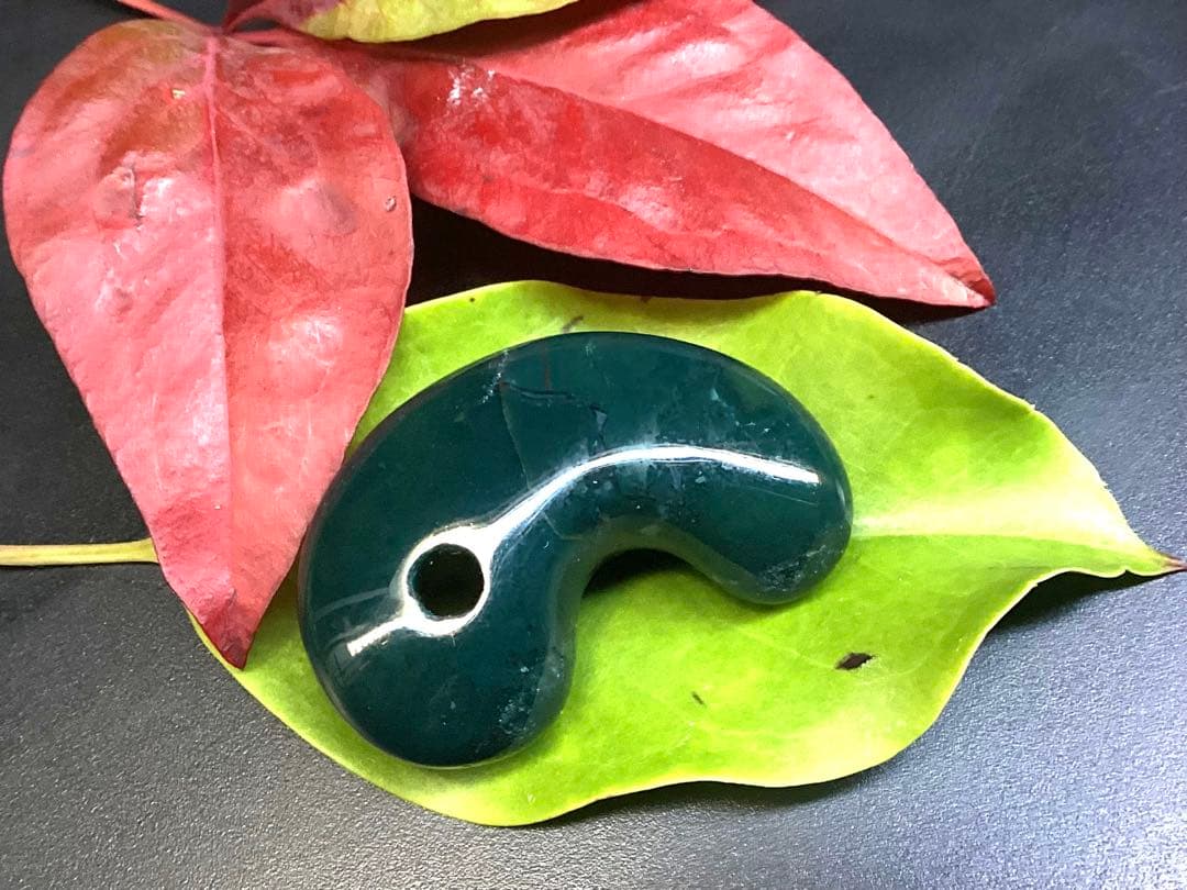 ✳稀な1個‼️濃厚結晶群の出雲石めのう【碧玉】勾玉　外部鑑定機関鑑別書付の安価卸し