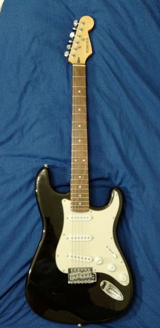 ブラックエレキギター ストラトキャスタータイプ