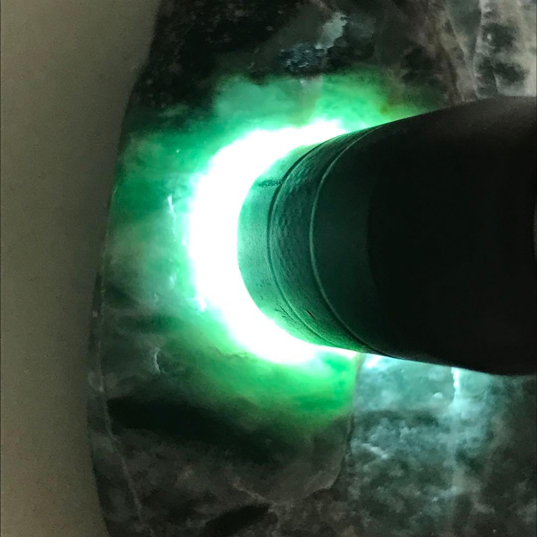 糸魚川翡翠　高透過　271g