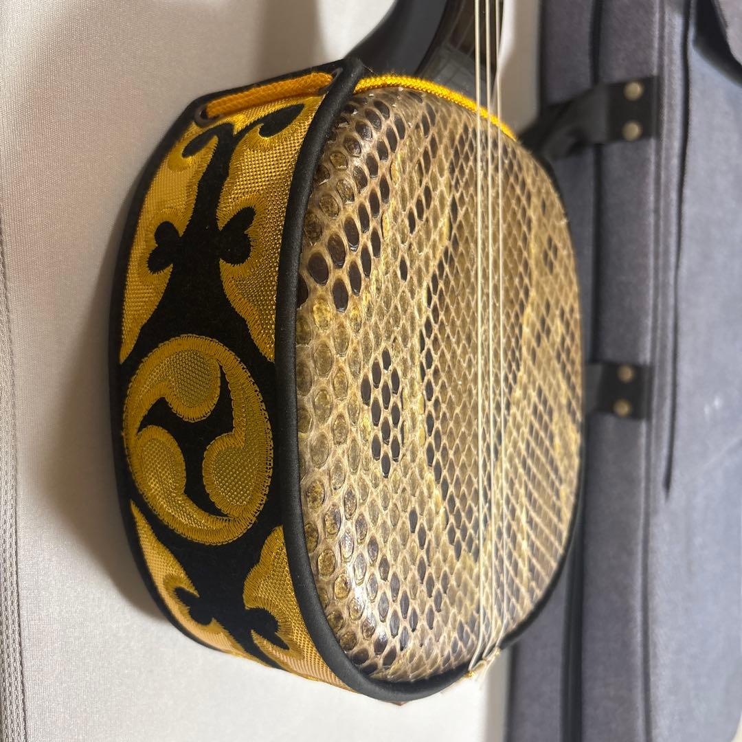 三線 本体 ヘビ柄 ケース付き