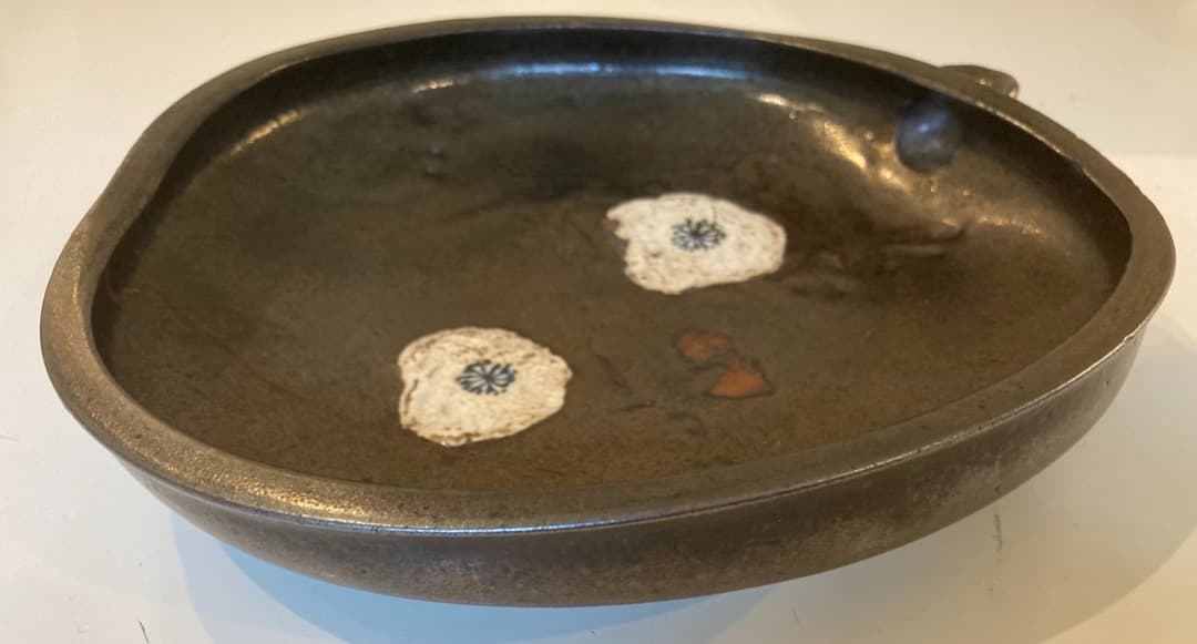 尾形乾山の片口大皿 の古陶！濃栗色のうねり片口に白の椿図 直しあり江戸中期