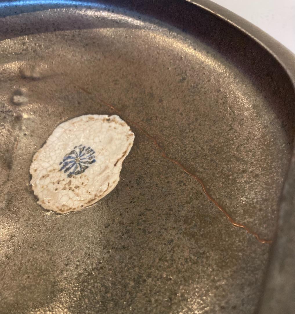 尾形乾山の片口大皿 の古陶！濃栗色のうねり片口に白の椿図 直しあり江戸中期