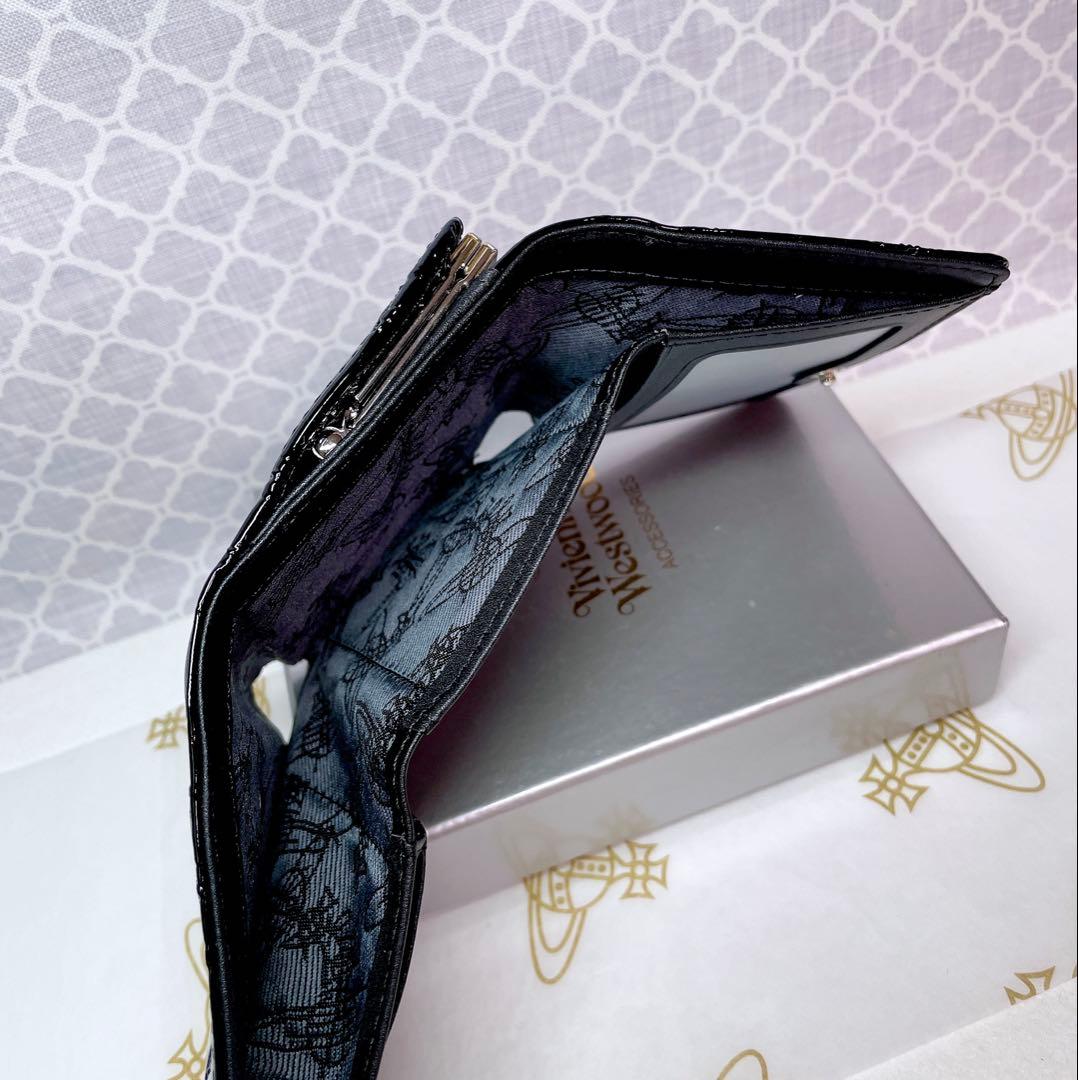 【内側に素敵な柄♡新作】Vivienne Westwood 折財布 黒 エナメル