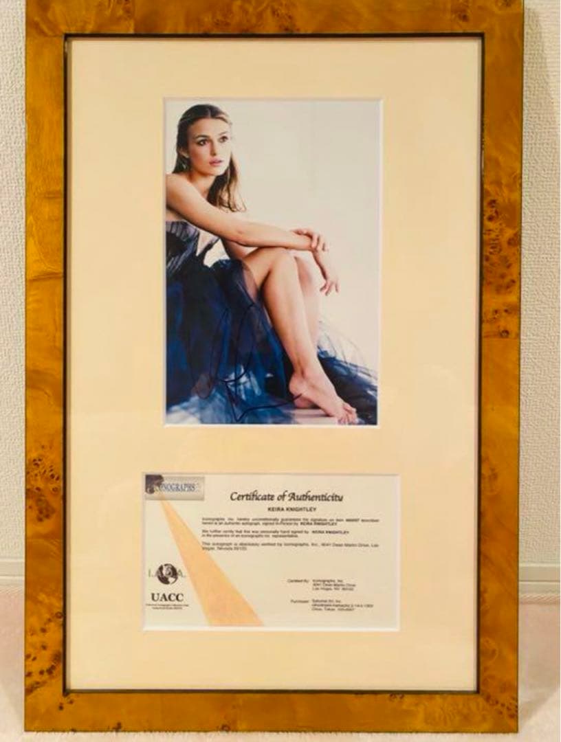 キーラナイトレイ　サイン　額縁付き