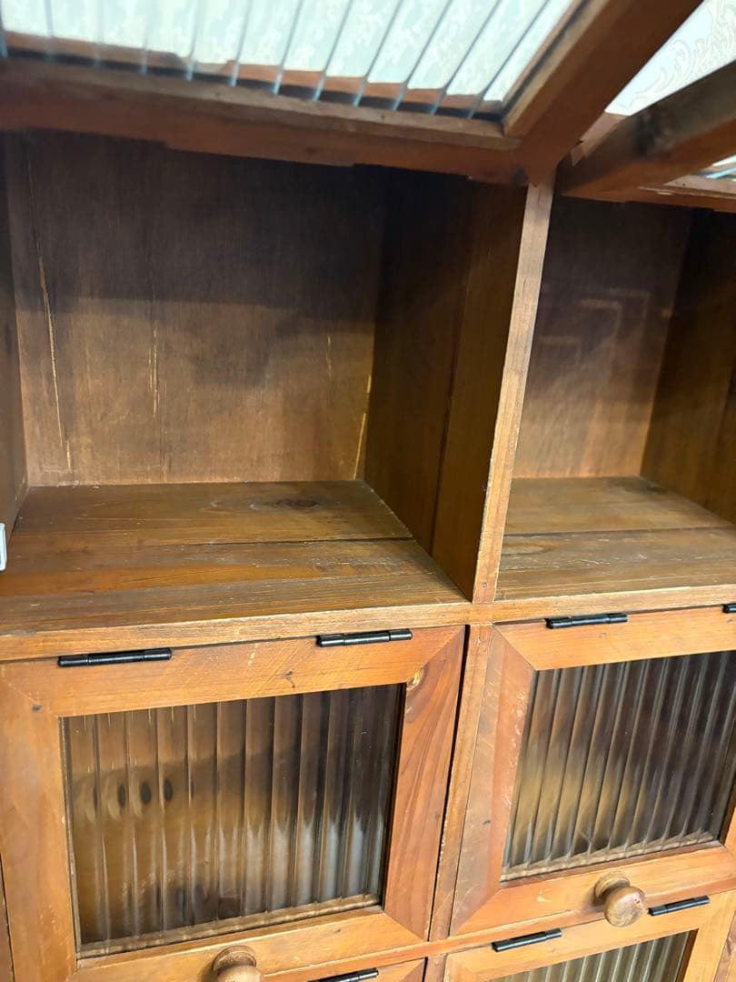 木製　アンティーク風ガラスフタ付きキャビネット