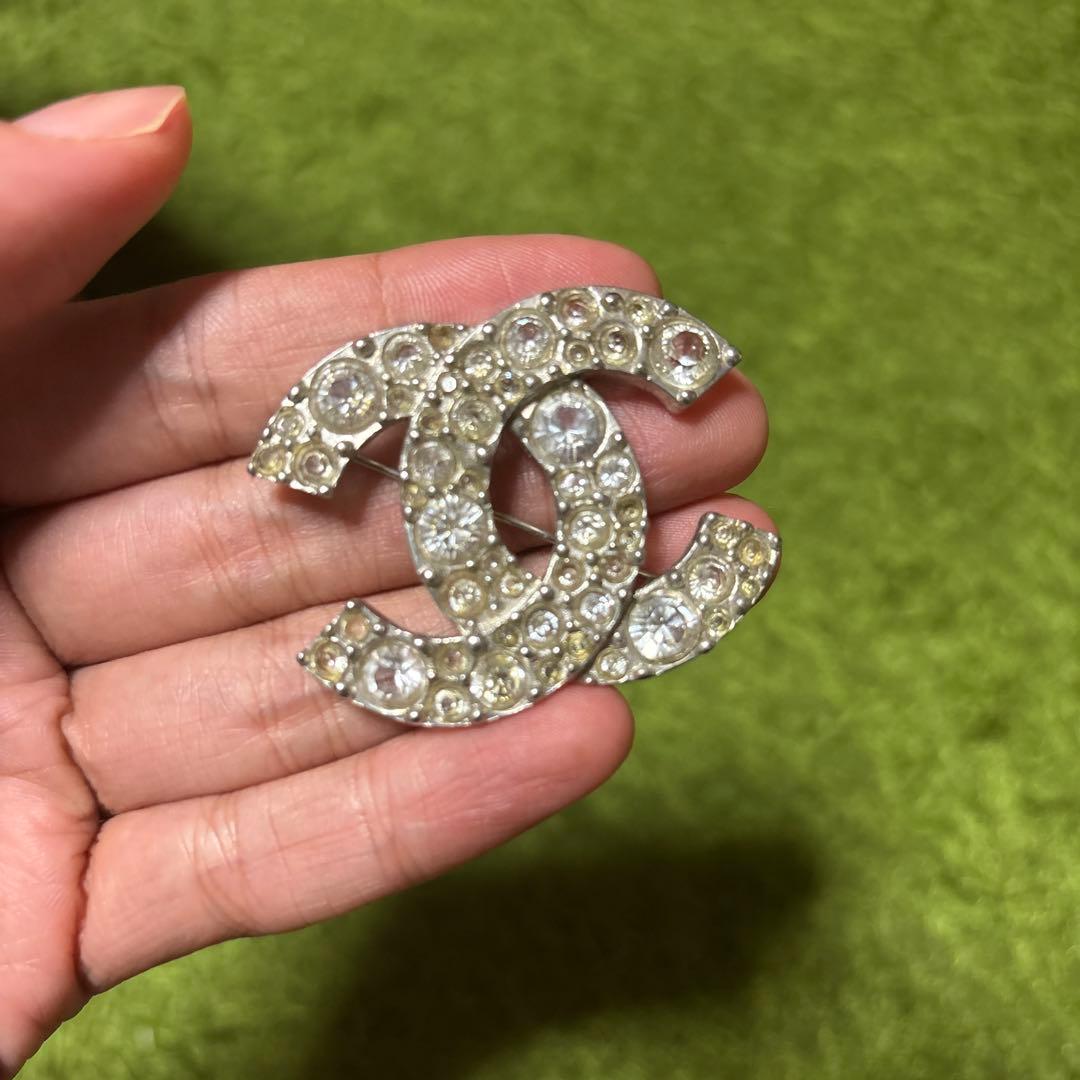 CHANEL クリスタルロゴブローチ