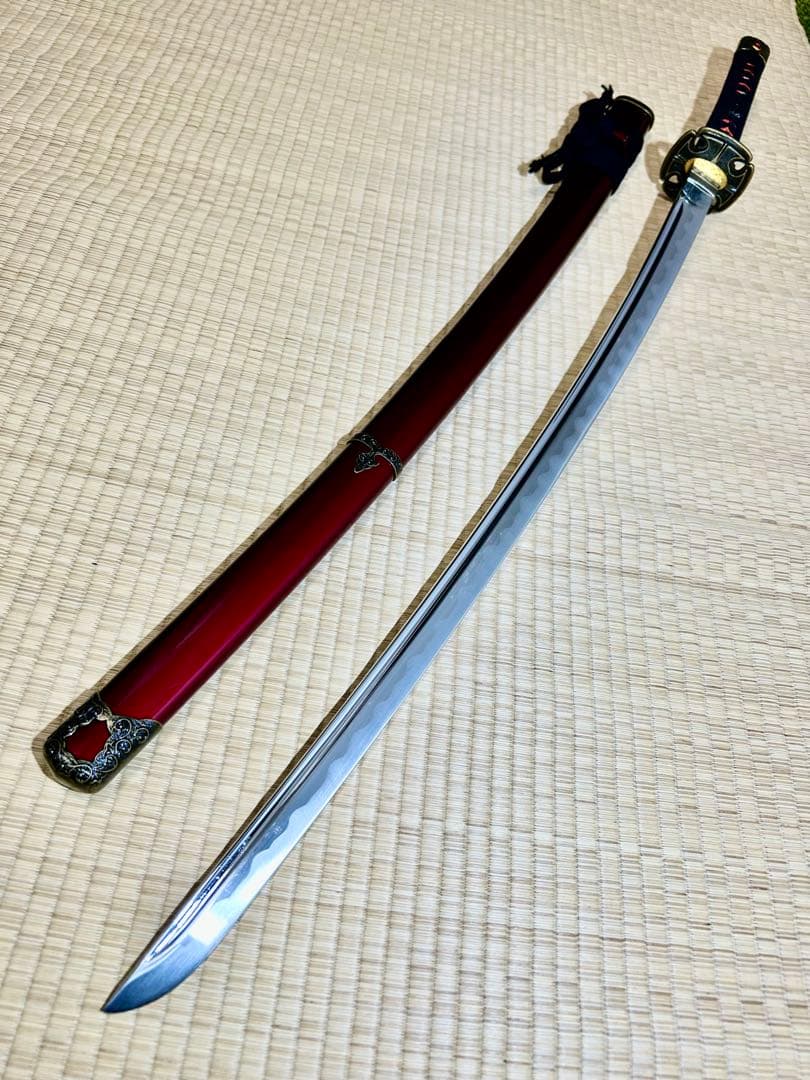 模造刀 太刀　※赤い鞘で刀身に樋のある刀！