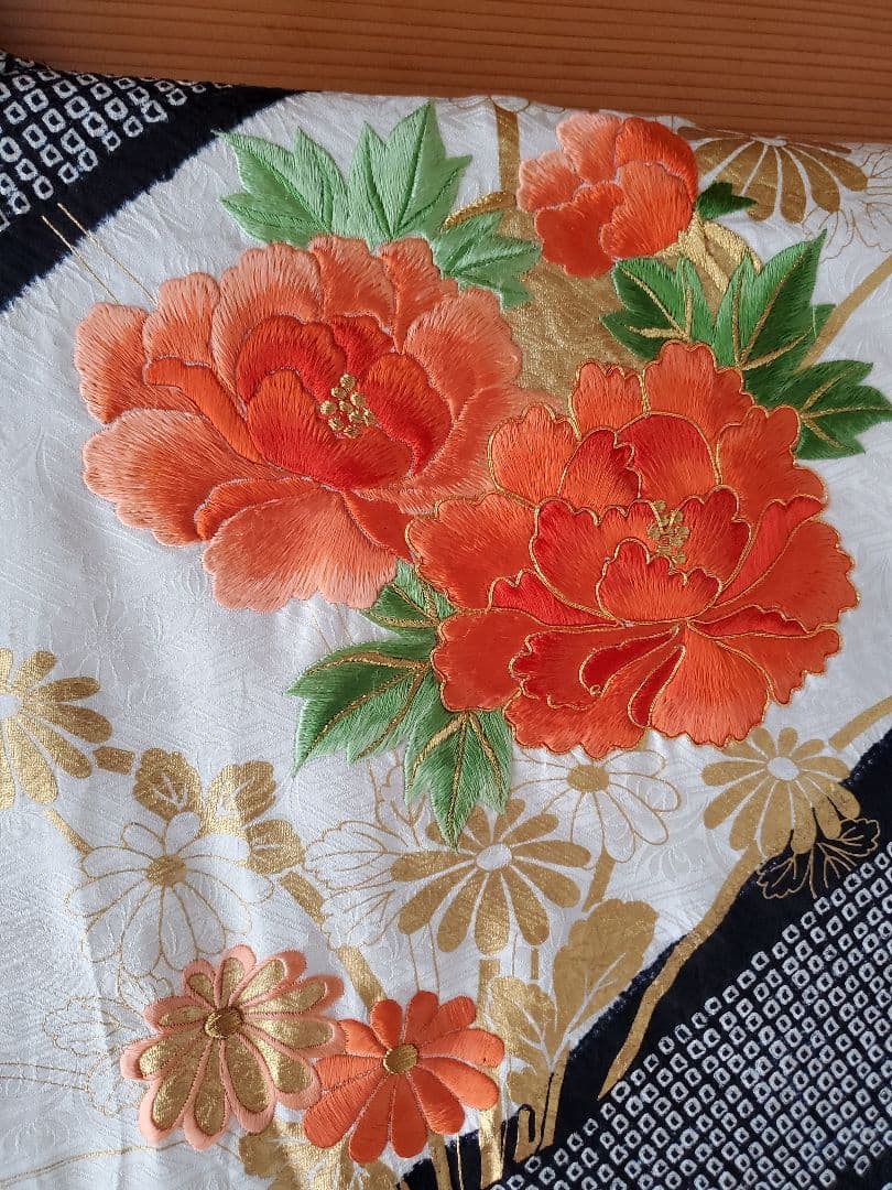 【レトロ調＊美品】振袖&襦袢セット　絞り　刺繍　黒　白　オレンジ　トールサイズ