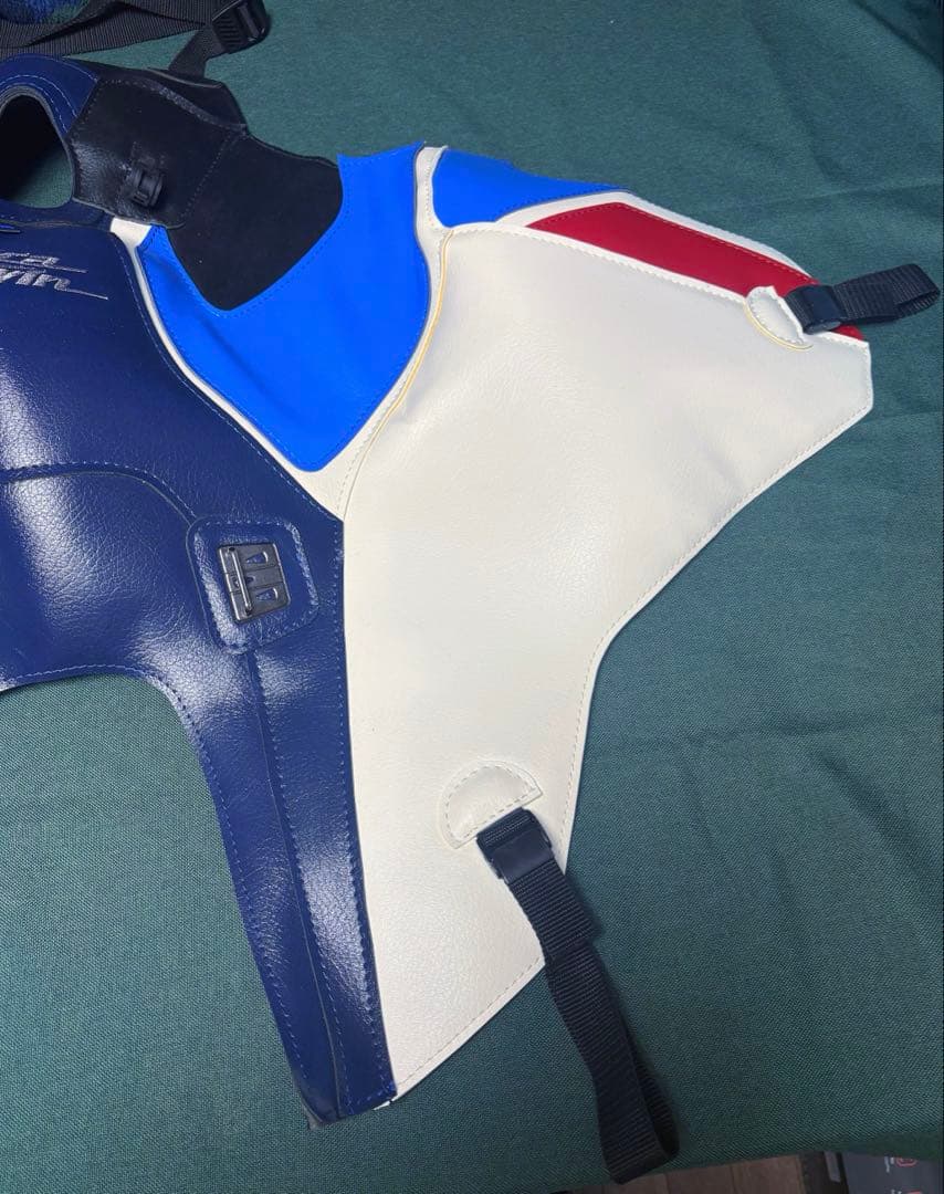 バグスター製タンクカバーアフリカツイン1100用