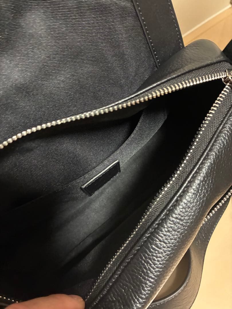 ブラックレザーショルダーバッグ　BEARDSLEY ビアズリー