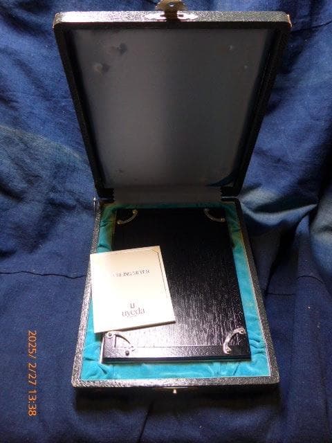 高級銀器のUYEDA扱いのスターリングシルバーの２つ折りの額です。元箱、栞つき、