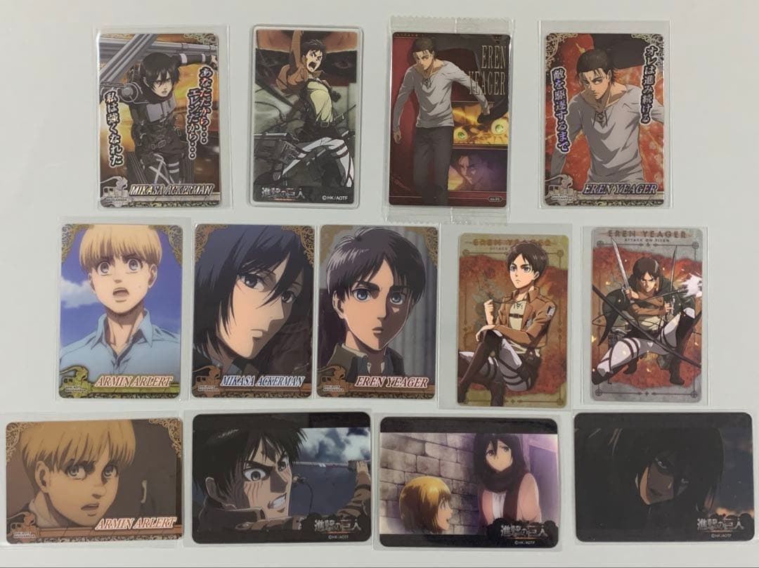 ☆進撃の巨人　グッズ まとめ売り　缶バッジ　紙類　キーホルダー他　約250点