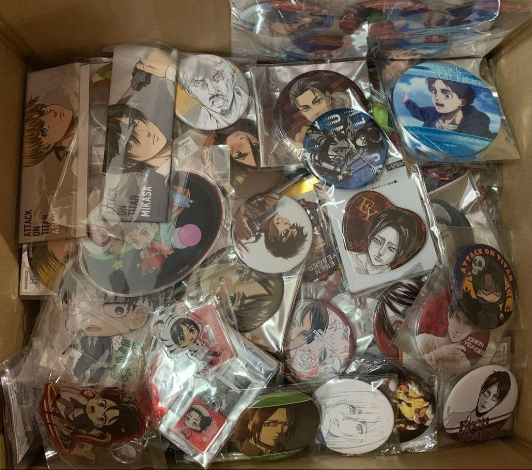 ☆進撃の巨人　グッズ まとめ売り　缶バッジ　紙類　キーホルダー他　約250点