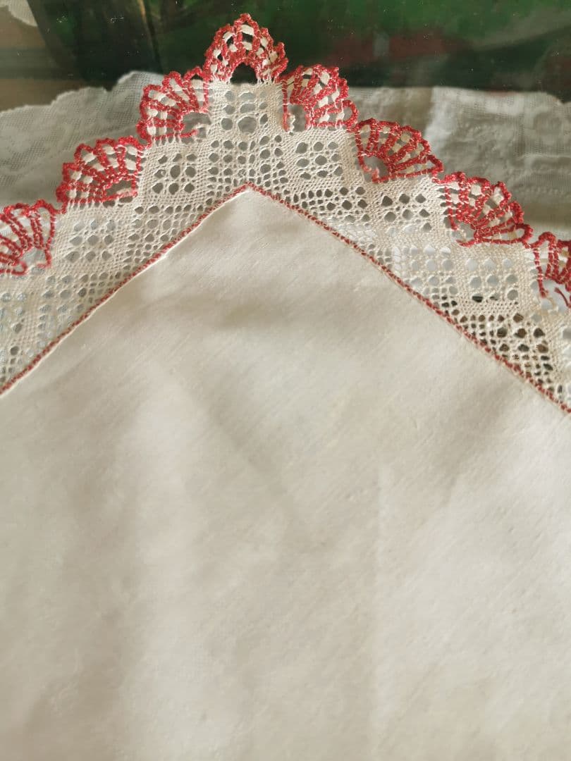 追加画像∵アンティーク ボビンレースフリル装飾 葡萄の花文字刺繍リネンクロス