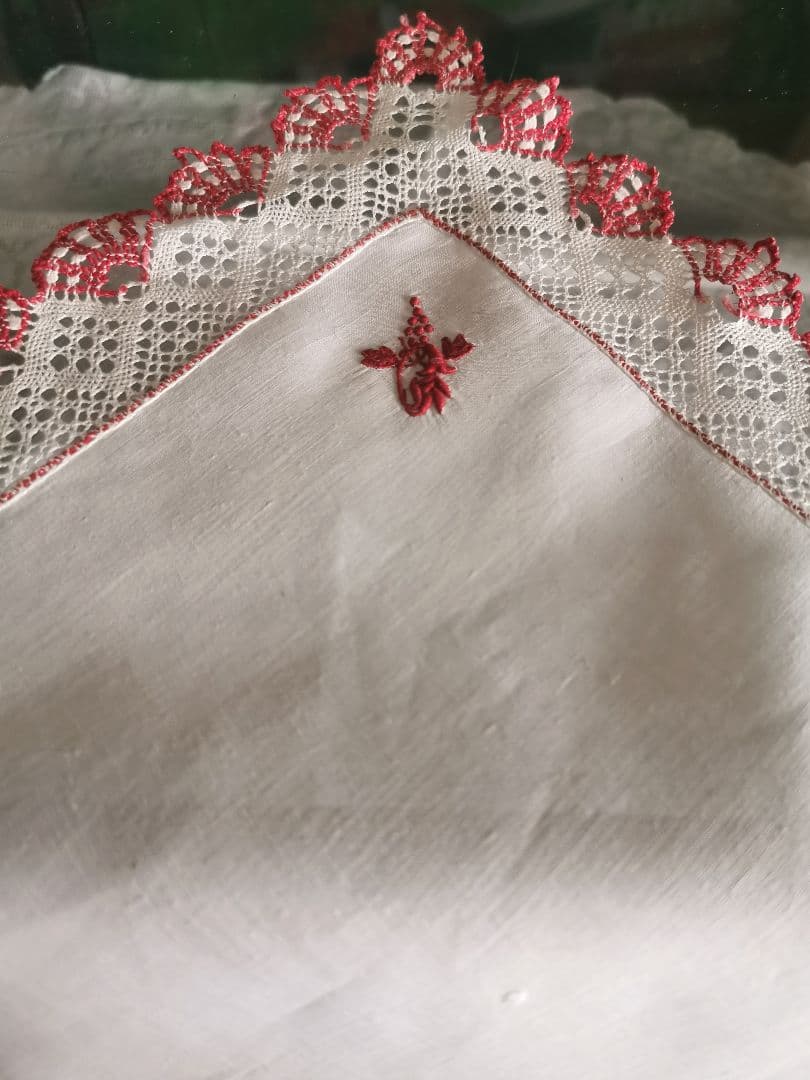 追加画像∵アンティーク ボビンレースフリル装飾 葡萄の花文字刺繍リネンクロス