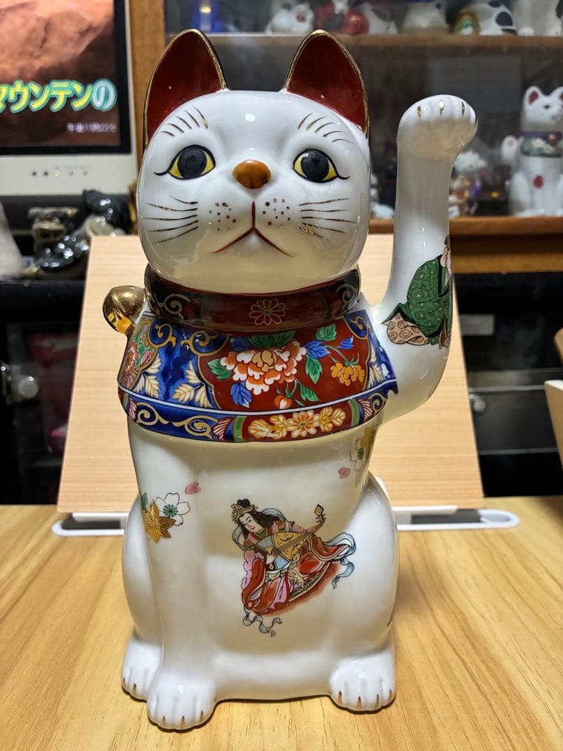伝統的な招き猫 陶器製