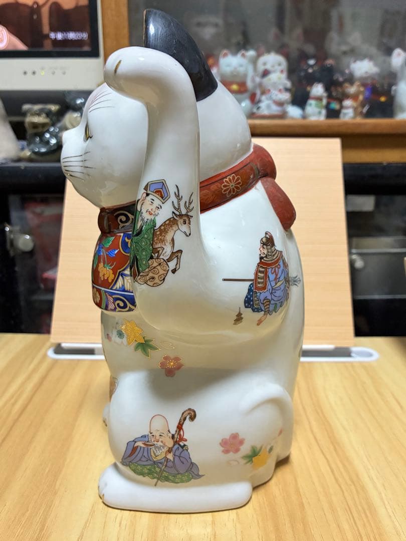 伝統的な招き猫 陶器製