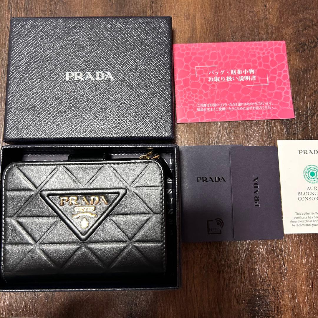 プラダ ロゴ トライアングルカット レザー 二つ折り財布 ブラック PRADA