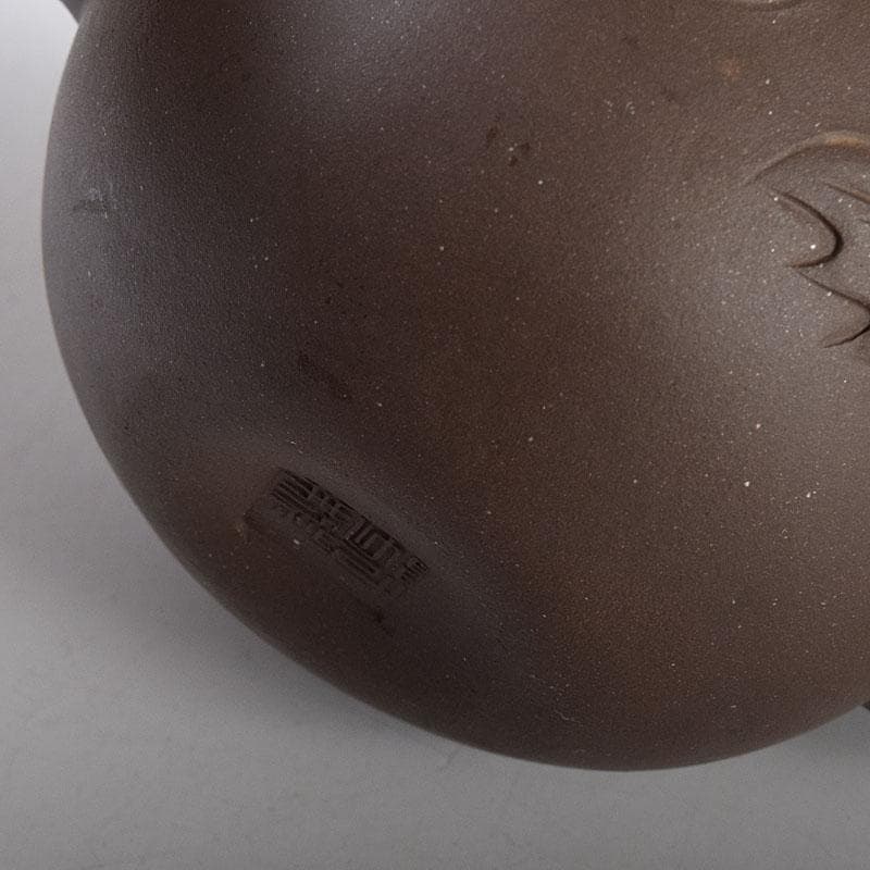 中国　紫砂　朱泥　栗鼠葡萄文　急須　茶壷　在銘　N　8162